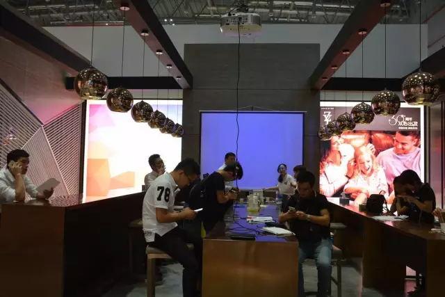 左右定制新品亮相上海虹橋展 玩轉(zhuǎn)美式休閑風(fēng)(圖8) 左右定制新品亮相上海虹橋展 左右智美玩轉(zhuǎn)美式休閑風(fēng)